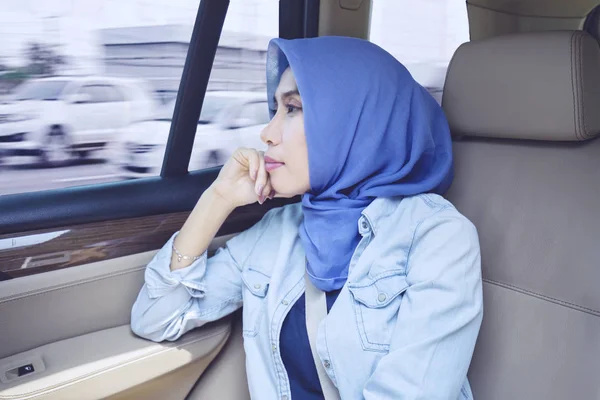 Moslim zakenvrouw denken iets in de auto — Stockfoto