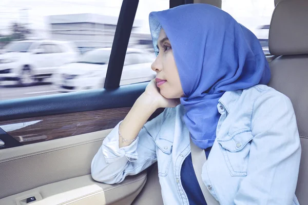 Muslimische Geschäftsfrau sieht im Auto nachdenklich aus — Stockfoto
