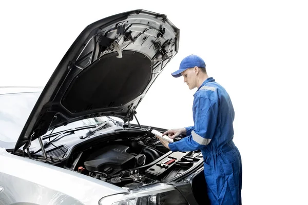 Manliga mekaniker reparera en bil med surfplatta — Stockfoto