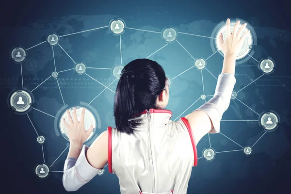 Mujer futurista tocando dos botones virtuales — Foto de Stock
