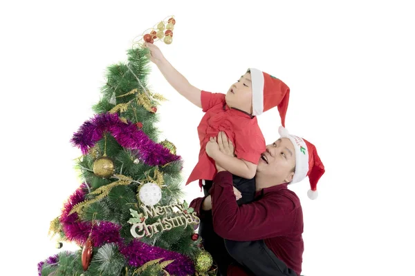 Vater und Kind mit Weihnachtsbaum im Atelier — Stockfoto