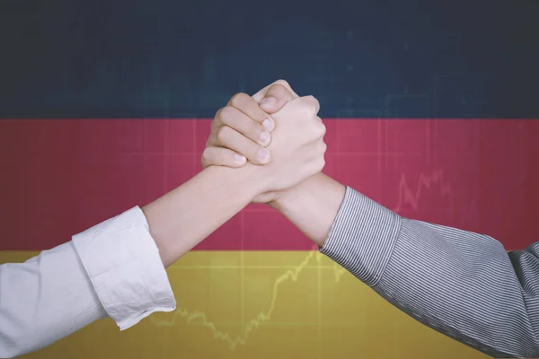 Equipo de negocios con estadísticas de crecimiento y bandera alemana — Foto de Stock