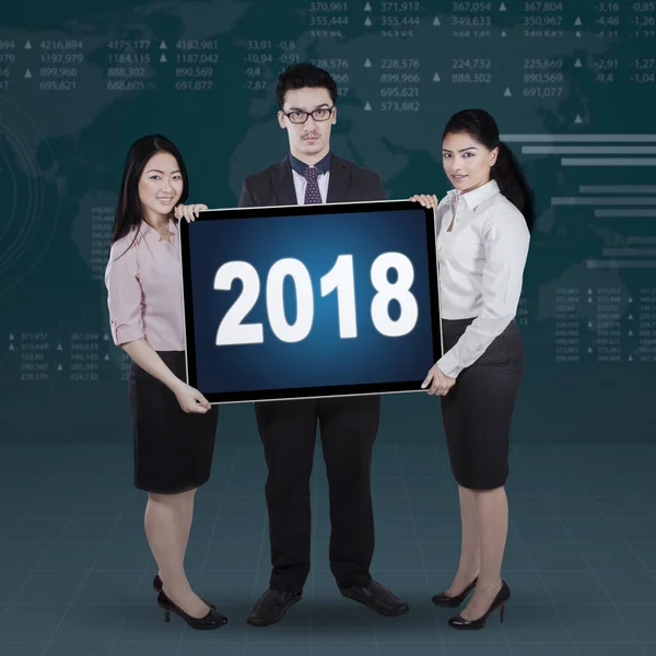Üzleti emberek gazdaság számok 2018 — Stock Fotó