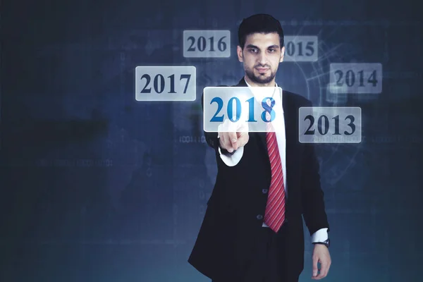 Arabian businessman presionando números 2018 — Foto de Stock