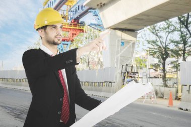 Genç mimar inşaat sitesinde çalışıyor