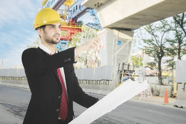 Genç mimar inşaat sitesinde çalışıyor