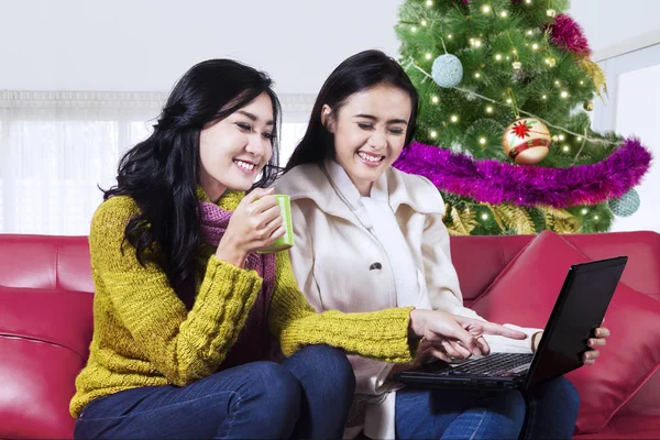 Twee vrouwen spelen met een laptop thuis — Stockfoto