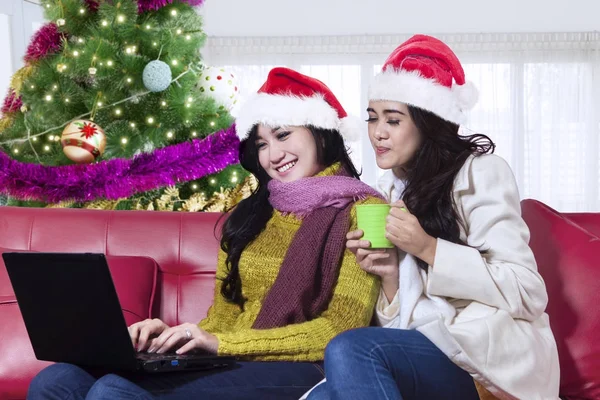 Two pretty girls using a laptop computer — Stock Photo, Image