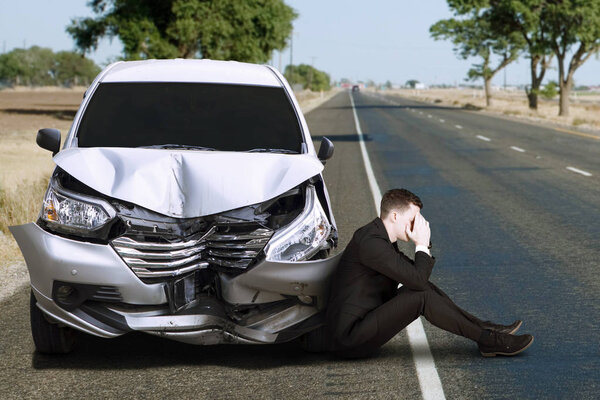 Стрессовый бизнесмен со сломанной машиной на дороге
