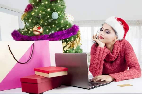 Jolie fille shopping en ligne avec un ordinateur portable — Photo