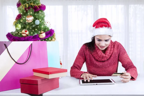 Hezká dívka nakupovat vánoční dárky na internetu — Stock fotografie