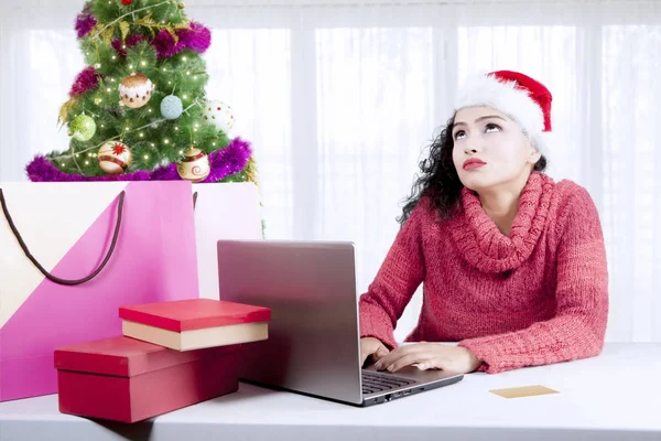 Pensive fille shopping en ligne avec un ordinateur portable — Photo
