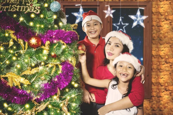 Η μητέρα και τα παιδιά με το χριστουγεννιάτικο δέντρο στο σπίτι — Φωτογραφία Αρχείου