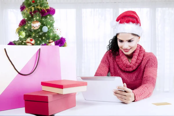 Indian woman with tablet near Christmas tree — Stock Photo, Image