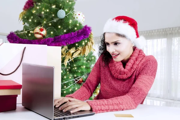 Femme indienne achetant des cadeaux de Noël avec ordinateur portable — Photo