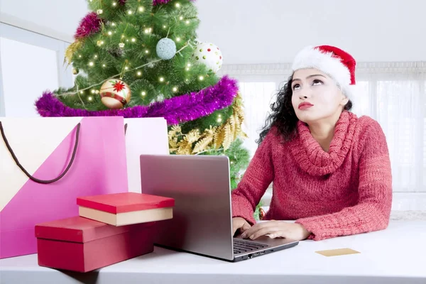 Mujer india comprando regalos de Navidad en línea — Foto de Stock