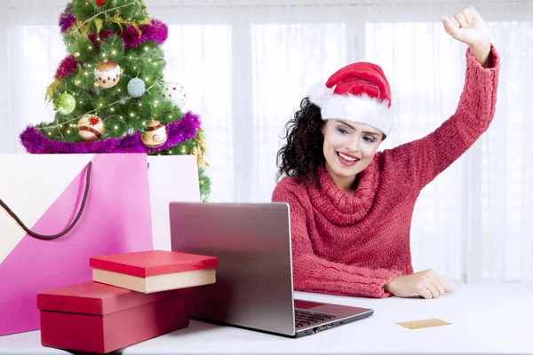 Mujer feliz de compras en línea en casa — Foto de Stock