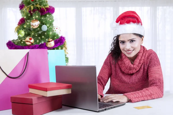 Glückliche Frau kauft Weihnachtsgeschenke online — Stockfoto