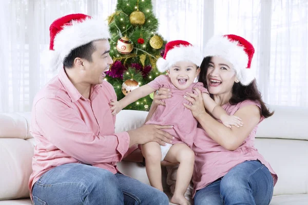 Des parents heureux avec leur fille à Noël — Photo