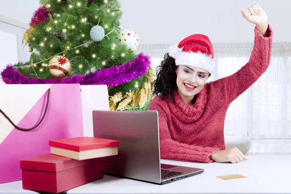 Glücklich Mädchen online einkaufen zu Hause — Stockfoto