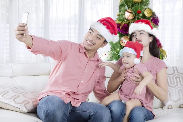 크리스마스 시간에 사진을 복용 하는 행복 한 가족 — 스톡 사진