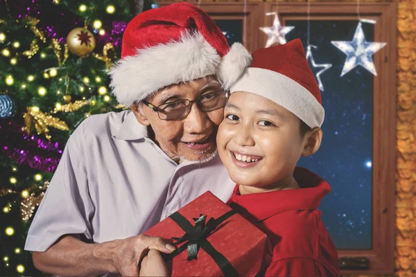 Grand-père et petit-fils avec cadeau de Noël — Photo