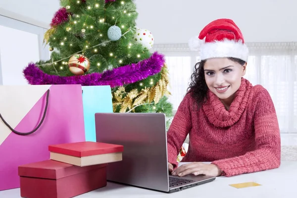 Mujer alegre comprando regalos de Navidad en línea — Foto de Stock