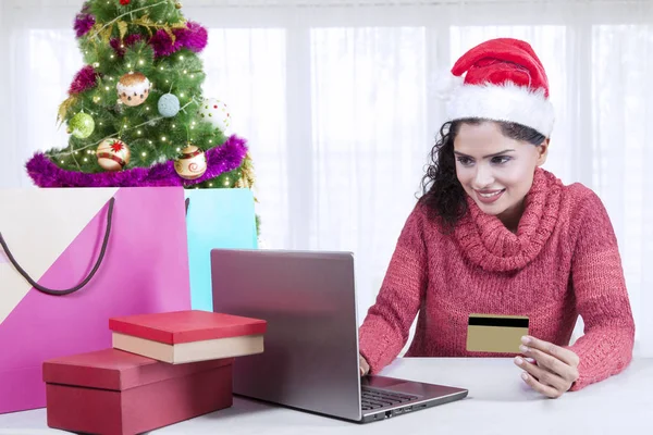 Mulher bonita pagando presentes de Natal online — Fotografia de Stock