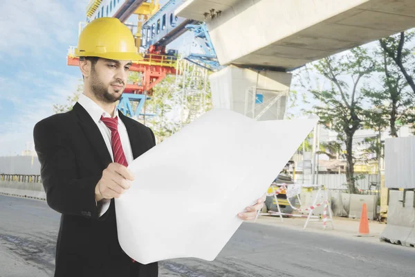 Arquiteto árabe verificando no canteiro de obras — Fotografia de Stock