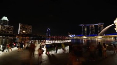 Singapur - 27 Kasım 2017: Merlion Park Singapur Timelapse görüntüleri gece Marina Bay Sands Hotel manzaralı. 4 k çözünürlükte vurdu