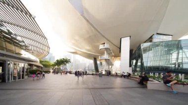 Singapur - 27 Kasım 2017: Stop motion görüntüleri Artscience Müzesi Singapur kalabalık turist ile. 4 k çözünürlükte vurdu