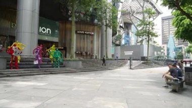 Singapur - 27 Kasım 2017: Timelapse görüntüleri kalabalık insanların alışveriş merkezi Orchard yolda yürürken. 4 k çözünürlükte vurdu