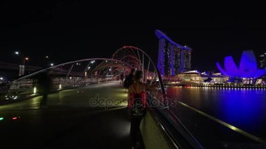 Singapur - 27 Kasım 2017: Marina Bay Sands Singapur Helix Köprüsü'nden güzel manzara. 4 k çözünürlükte vurdu