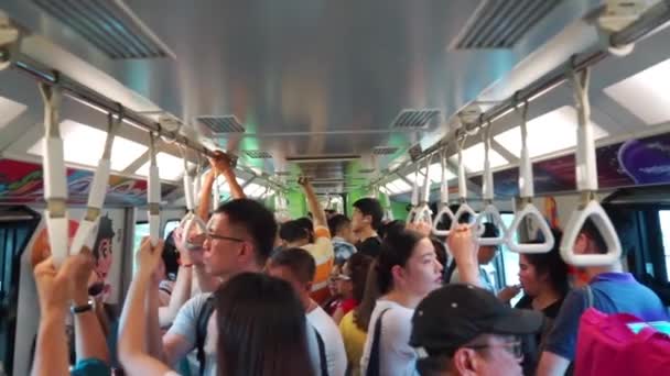 シンガポール 2017 シンガポールのセントーサ島エクスプレス モノレール駅内混雑した乗客の映像 — ストック動画