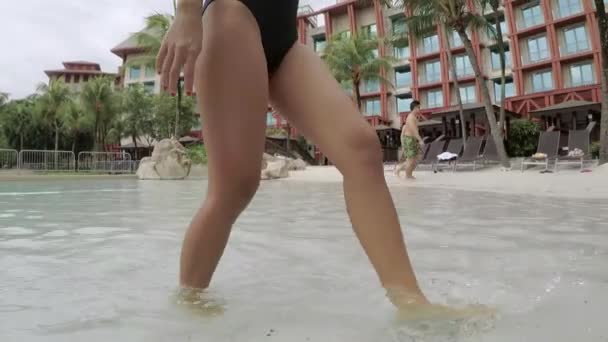 Video Piernas Mujer Desconocida Caminando Lujosa Piscina Del Hotel Con — Vídeo de stock