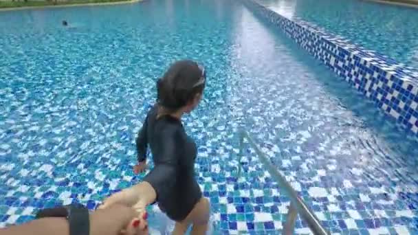 Vídeo Una Joven Sosteniendo Hombre Mano Invita Nadar Piscina Mientras — Vídeo de stock