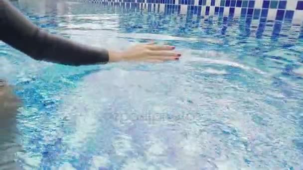 Βιντεοσκοπημένα Στιγμιότυπα Από Άγνωστη Γυναίκα Χέρι Αγγίζει Νερό Στην Πισίνα — Αρχείο Βίντεο