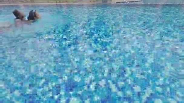 Vidéo Une Jeune Mère Fille Nageant Ensemble Sur Piscine Avec — Video