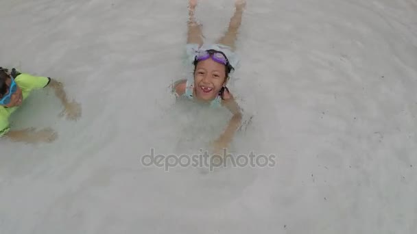 Видеозапись Беззубой Маленькой Девочки Брата Плавающих Вместе Бассейне Белым Песком — стоковое видео