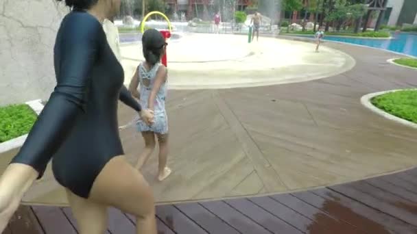 Singapur Noviembre 2017 Vídeo Una Niña Feliz Cogiendo Mano Madre — Vídeo de stock