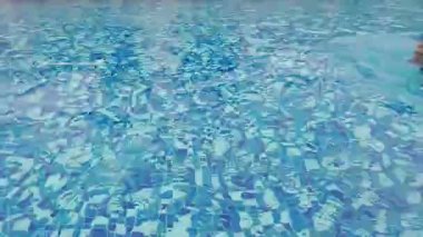 Sevimli küçük kız ve annesi mayo giyerken yüzme havuzu yüzme video görüntüleri