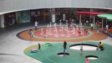 Singapur. 04 Aralık 2017: Kalabalık ziyaretçi Singapur Vivocity parkında oynayan Video görüntüleri