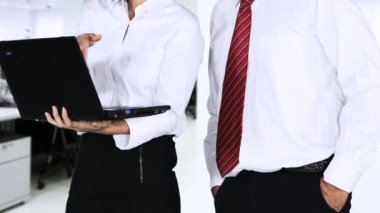 İki bilinmeyen iş adamları office odasında dururken bir dizüstü bilgisayar ile birlikte tartışmaya video görüntüleri