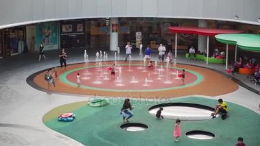 Singapur. 04 Aralık 2017: Çocuklar ve aileleri Vivocity Bahçesi Singapore adlı oynarken tatil keyfini Video görüntüleri