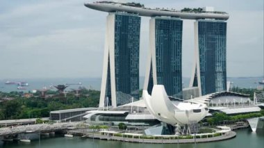 Singapur. 04 Aralık 2017: Marina Bay Sands Hotel ve Artscience Müzesi Singapur hava timelapse görüntüleri. 4 k çözünürlükte vurdu