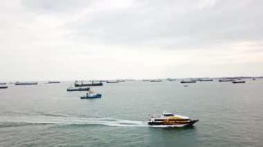 Singapur. 04 Aralık 2017: Kargo havadan görünümü görüntülerini Singapur Boğazı gemi. 4 k çözünürlükte vurdu