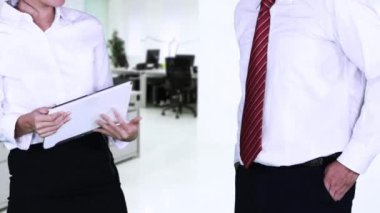 El sıkışan ve oda ofis içinde dijital tablet ile birlikte tartışmaya iki anonim iş adamları video görüntüleri