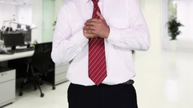 Biri elini yumruk ve office odada bekleyen öfkeli bilinmeyen işadamı