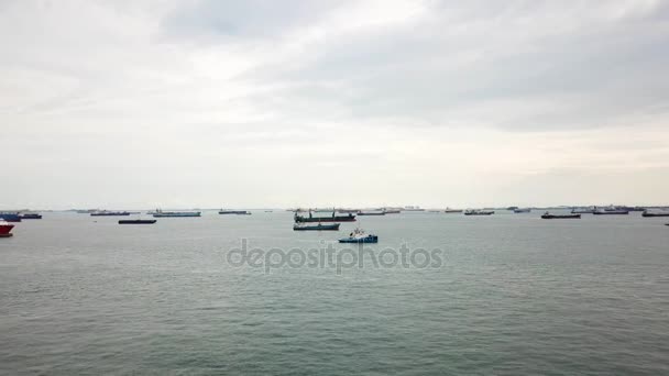 新加坡 2017年12月04日 新加坡海峡许多货船的空中影像 等待进入世界上最繁忙的港口之一 分辨率拍摄 — 图库视频影像