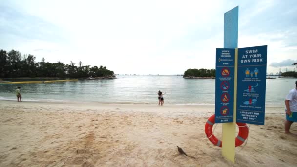 Singapura Desember 2017 Pemandangan Indah Pantai Siloso Dengan Papan Peringatan — Stok Video